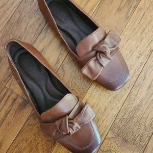 Born (size 6) Bow Detail Loafers